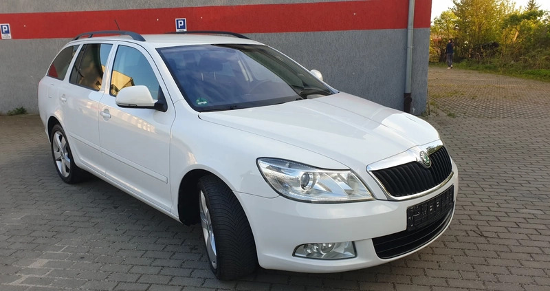 Skoda Octavia cena 23999 przebieg: 299900, rok produkcji 2012 z Elbląg małe 781